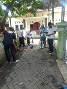 Dalam Rangka Hari Desa, Pemdes Pagedangan Ilir Gelar Aksi Bersih Tempat Ibadah dan Lingkungan