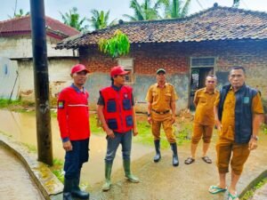 Respons Cepat Laporan Warga, Pemdes Klebet dan Pemcam Kemiri Tinjau Lokasi Genangan