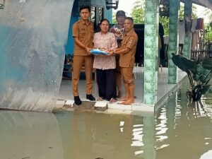 SIGAP DAN HUMANIS, Kades Marga Mulya Turun Langsung Bantu Korban Banjir di Kampung Babulak