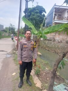 Bhabinkamtibmas Siaga Pantau Debit Air Kali Jalan Tako, Cegah Potensi Banjir di Cikupa