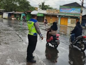 Polsek Kronjo Gelar Strong Point Gatur Lalin, Arus Pagi di Tugu Cangkir Terpantau Lancar