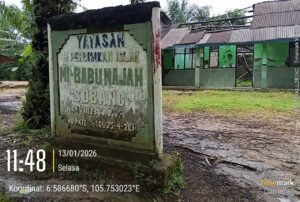 MI Babunajah Rusak Parah, Jalan Kampung Lasem Masih Tanah Bertahun-tahun. Di Mana Peran Dinas Terkait?