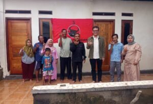 Barhum HS Serahkan Kunci Rumah Hasil Bedah PDI Perjuangan untuk Korban Banjir Teluknaga