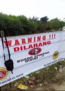 Karang Taruna Mauk dan Pokmas Jatiraya Bersihkan Sampah, Pasang Peringatan Larangan Buang Sampah