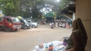 H+5 Lebaran, Kramat Bencongan Tetap Diserbu Peziarah : Tradisi Tak Surut, Ekonomi Rakyat Ikut Hidup