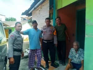 Aksi Humanis Polsek Pasar Kemis, Bantu Lansia Terlantar Kembali ke Keluarga
