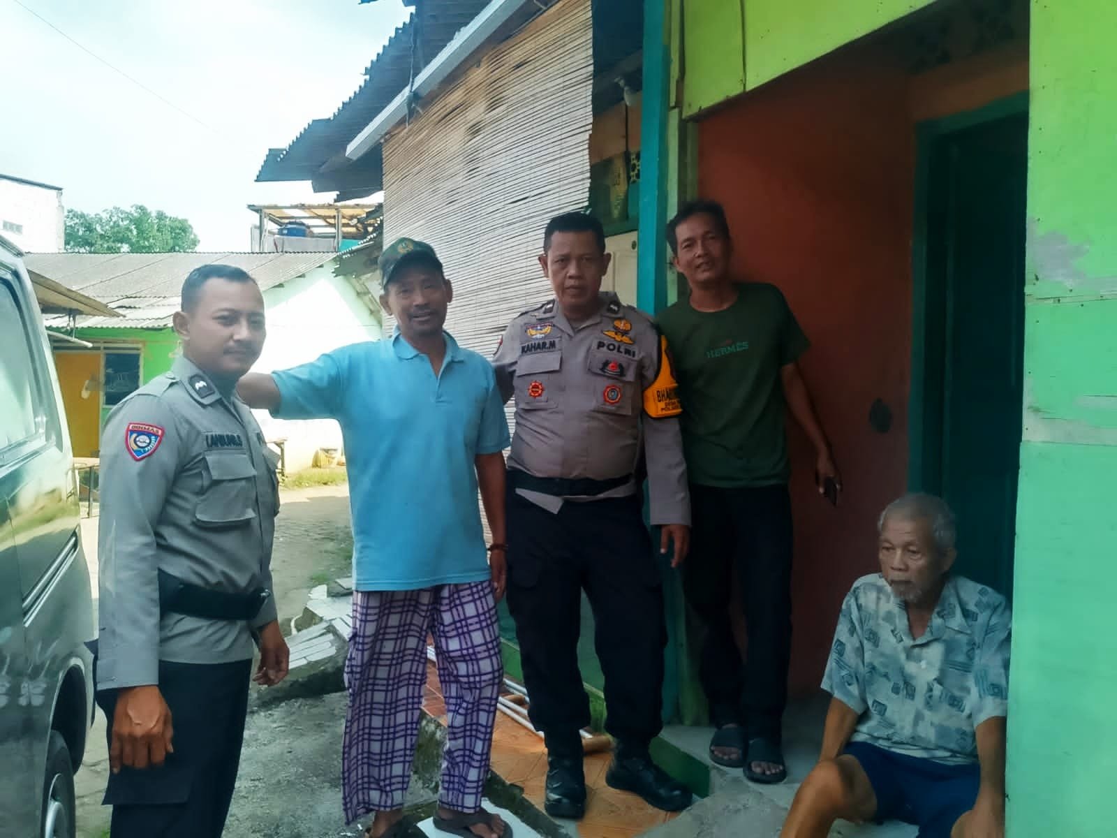 Aksi Humanis Polsek Pasar Kemis, Bantu Lansia Terlantar Kembali ke Keluarga