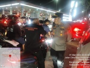 Kapolsek Panongan Pimpin Langsung Penguraian Antrean BBM di Citra Raya