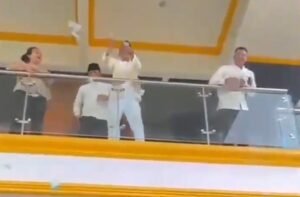 Viral Video Wali Kota Tangerang Bagi-Bagi Uang, Sachrudin: “Berbuat Baik Kok Dipermasalahkan?”