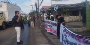 Truk Tambang Nakal Masih Beroperasi di Luar Jam, Mahasiswa dan Aktivis Kepung Kantor Camat Kosambi