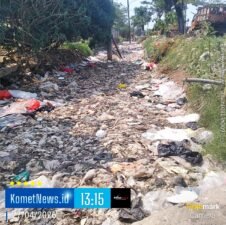 Sampah Menumpuk di Saluran Air di Depan TPA Jatiwaringin, Diduga Ada Pembiaran