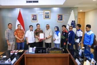 Wamenaker Bertindak Cepat Atas Permasalahan Kerja di Hari Libur Nasional Wajib Bayar Lembur