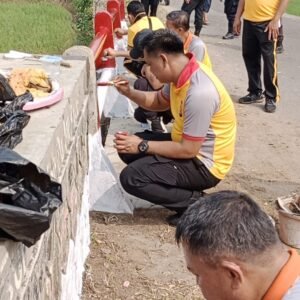 Polsek Tigaraksa Melaksanakan Kegiatan Revitalisasi Jembatan Merah Putih di Jalan Desa Taban–Daru Kecamatan Jambe