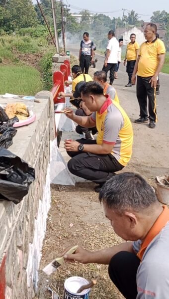 Polsek Tigaraksa Melaksanakan Kegiatan Revitalisasi Jembatan Merah Putih di Jalan Desa Taban–Daru Kecamatan Jambe