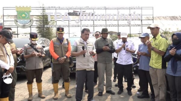 71 Persen Kebakaran TPA Jatiwaringin Berhasil Dikendalikan, DLHK Tangerang Fokus Pendinginan dan Pemulihan Lingkungan