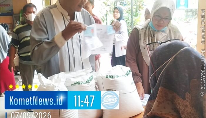 PEMDES Karet Salurkan Bantuan Beras 3 Karung kepada 2.350 KPM, Sekaligus Bagikan Masker